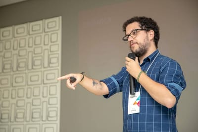 Participantes em uma dinâmica conduzida durante treinamento corporativo