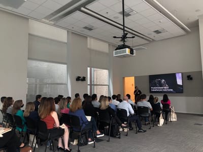 Professor Dorly apresentando conteúdo em uma sala de treinamento