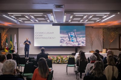 Grupo acompanhando uma atividade em treinamento corporativo